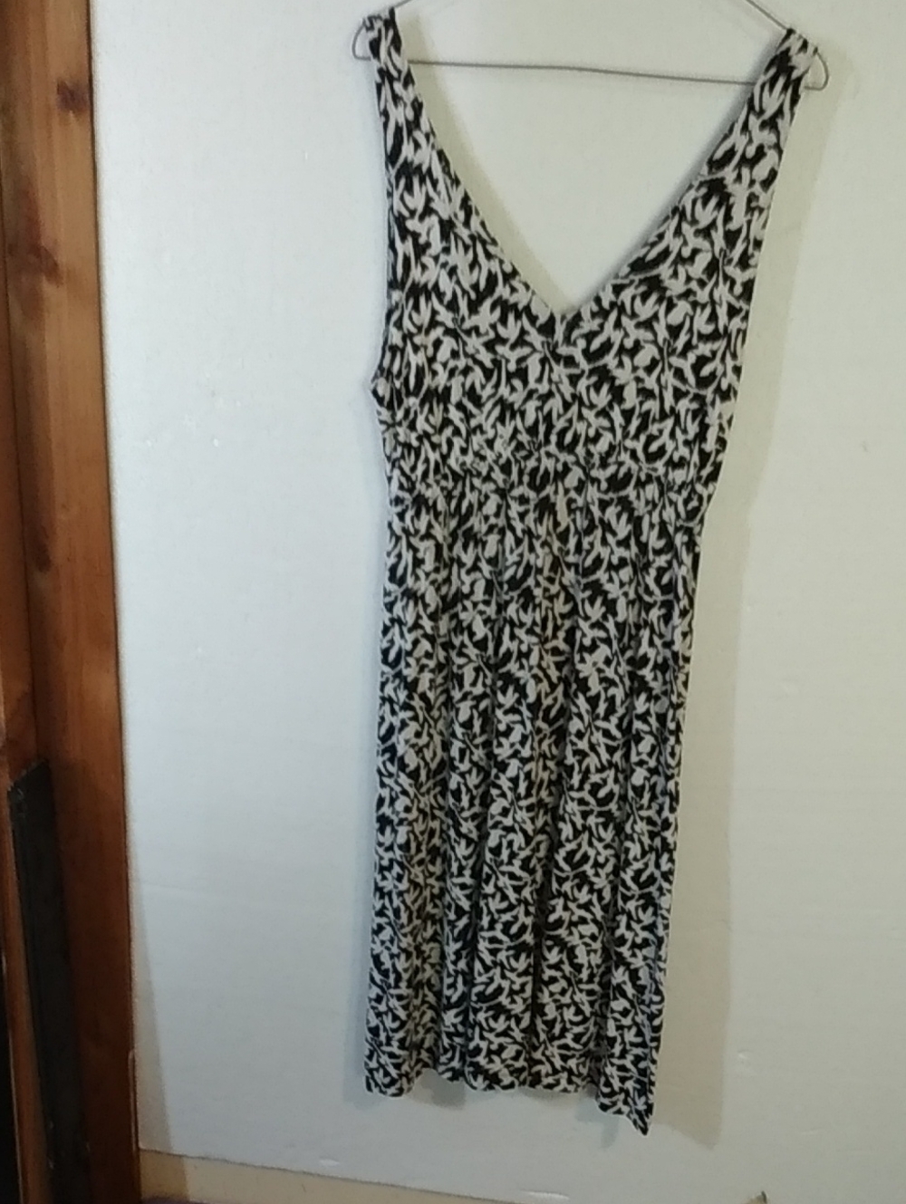 Black and White V-Neck Floral Print Dress